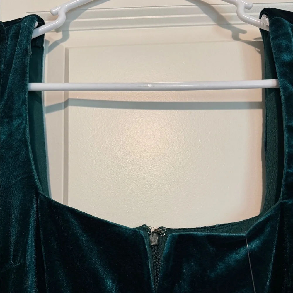NWT Lulus Velvet Emerald Green Dress - Picture 6 of 7